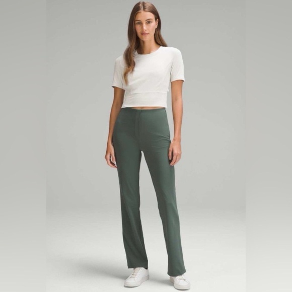Lululemon Smooth Fit Pull-On High-Rise
Pant (size 6)